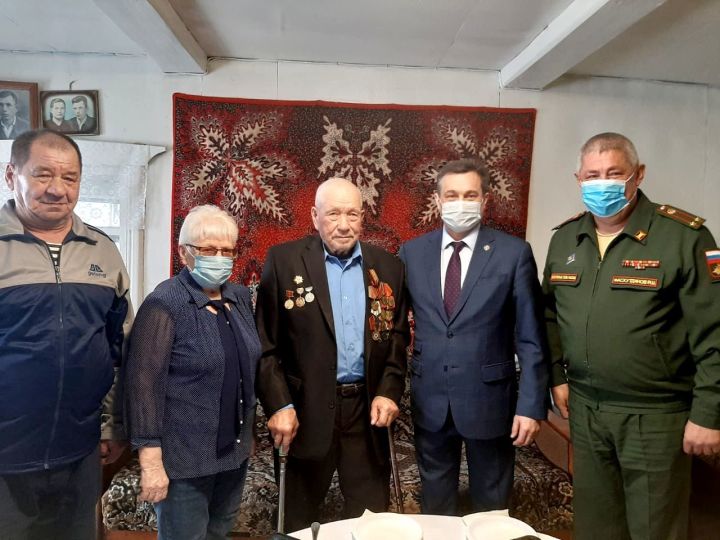 Марат Зиатдинов поздравил с днем рождения ветерана войны