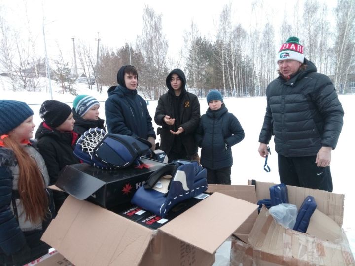Школьникам из Введенской Слободы подарили хоккейную форму