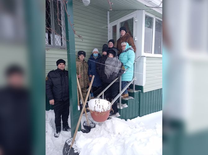 Верхнеуслонские поисковики и спецназовцы Росгвардии помогли матери Героя России расчистить снег около дома
