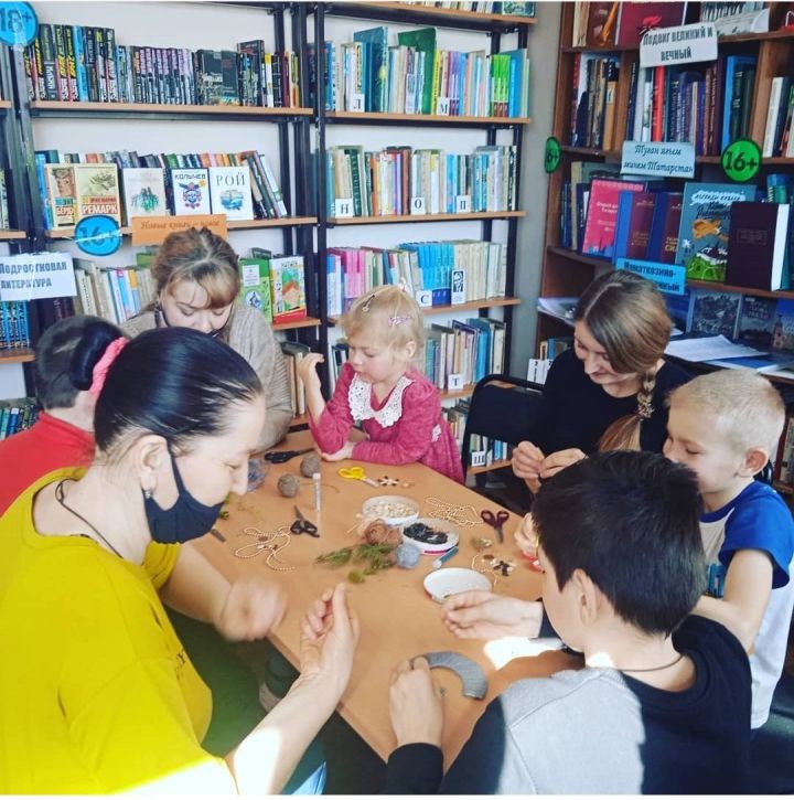 Читатели Маматкозинской библиотеки изготовили семейные обереги