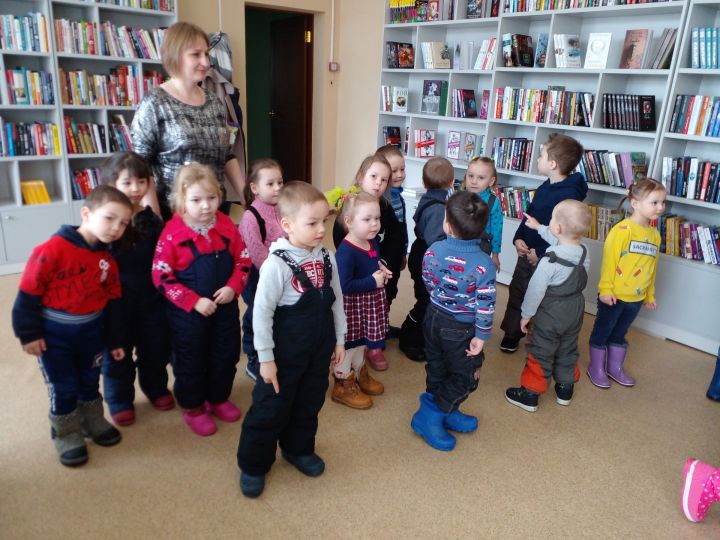 Здесь живут книги: Кураловская библиотека организовала для воспитанников детского сада экскурсию