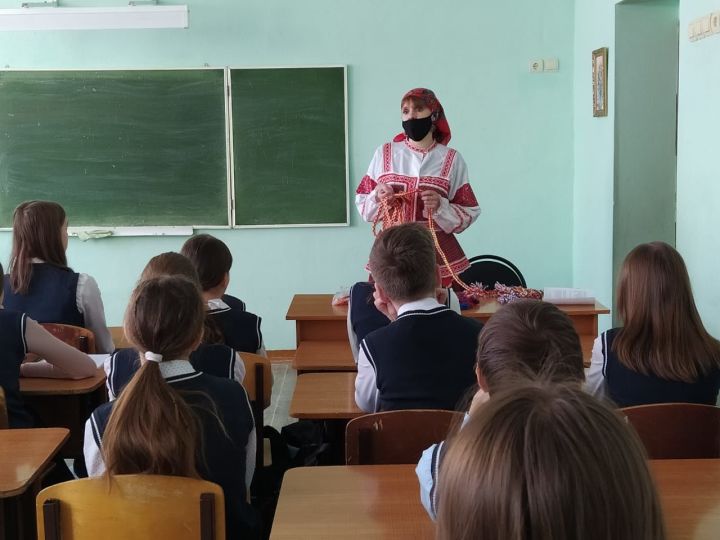 Для макуловских школьников провели экскурс в историю русского костюма