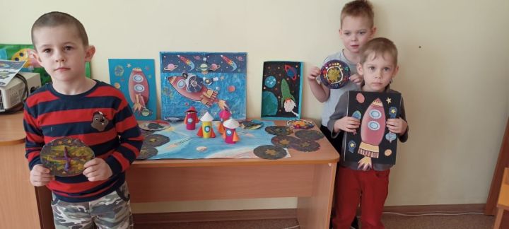 В День космонавтики в Шеланговском детском саду организовали выставку поделок