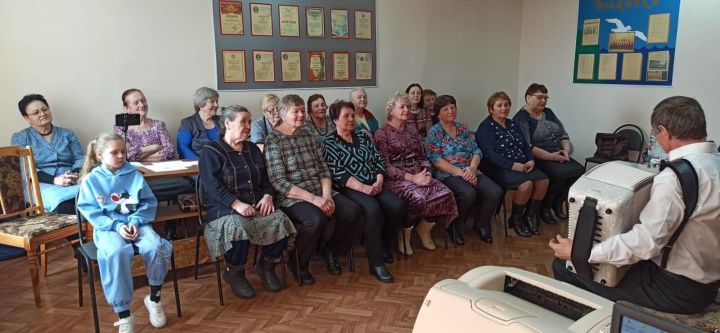 Руководитель народного коллектива «Калинушка» пришел в гости к хору «Волжанка»