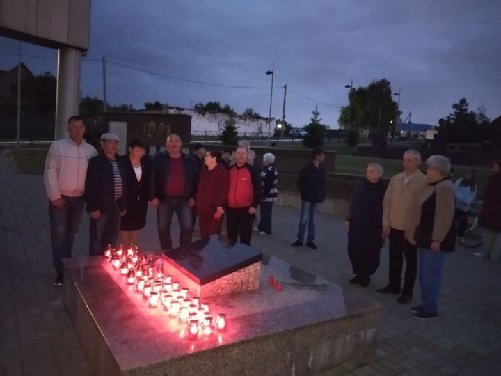 Полицейские вместе с общественниками и ветеранами РОВД зажгли «Cвечу памяти»