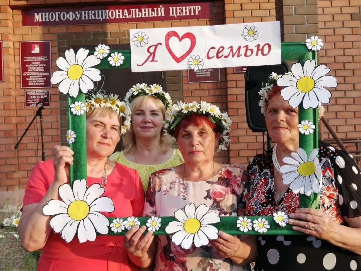Майданские культработники подарили своим односельчанам ромашковое счастье