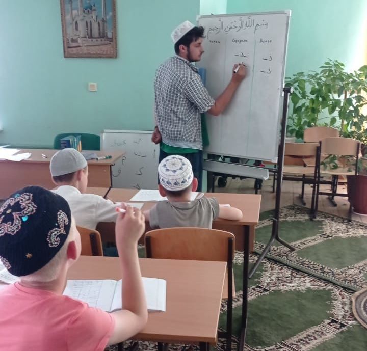 В мечети районного центра начали свою работу летние обучающие курсы