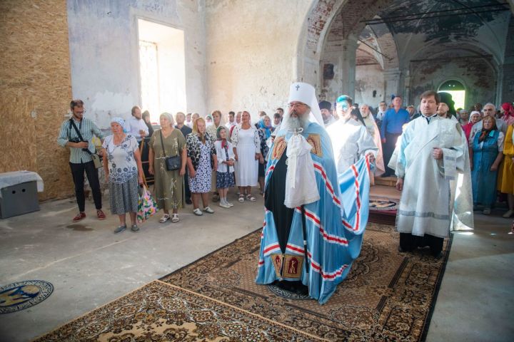 Митрополит Кирилл совершил Божественную литургию в старинном храме Тихого Плеса