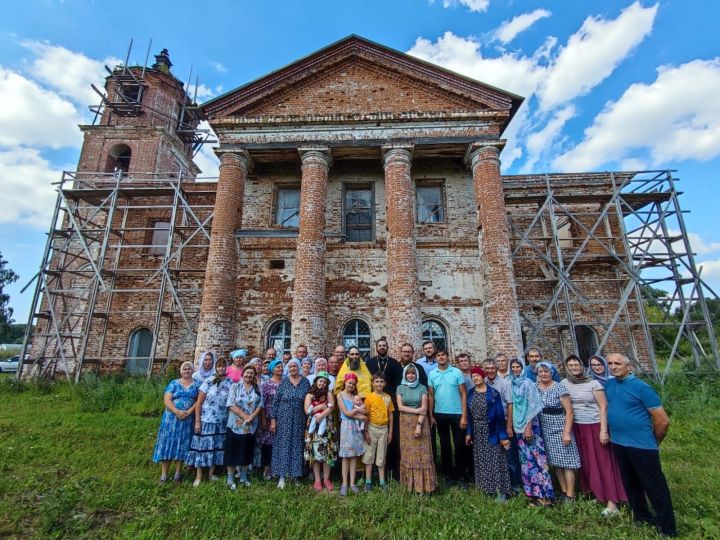 В возрождающемся храме с.Юматово освятили новые колокола