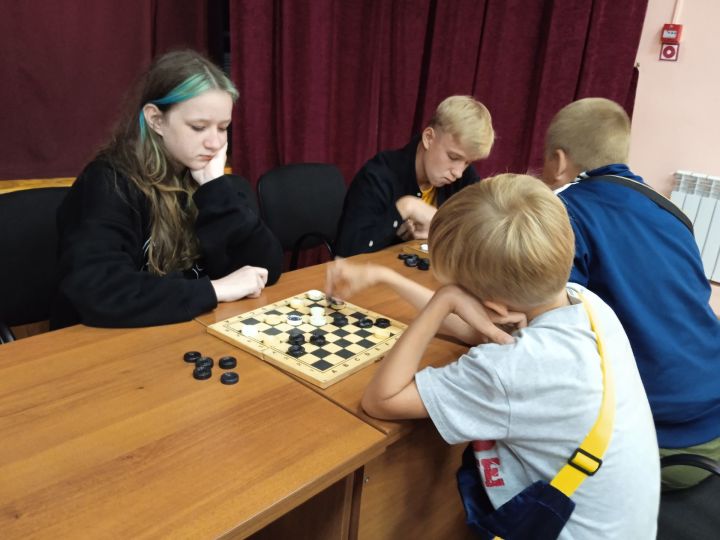 В Кильдееве подростки приняли участие в шашечном турнире