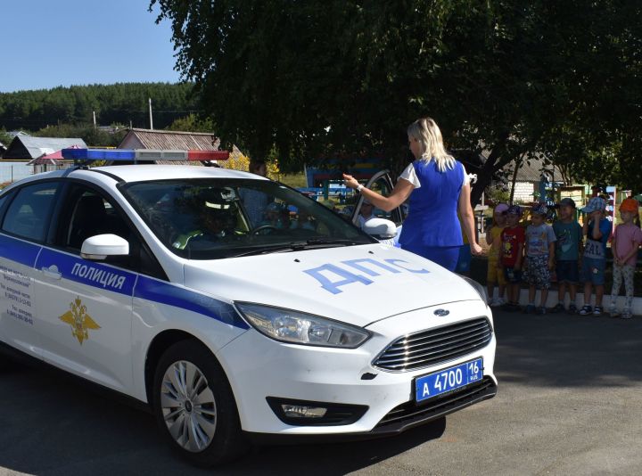 Сотрудники ГИБДД пришли в гости к дошкольникам