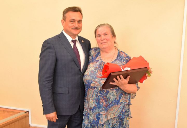 Марат Зиатдинов вручил жительницам Верхнеуслонского района заслуженные государственные награды