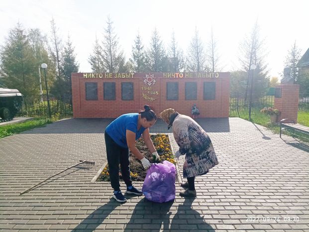 На мемориальном комплексе в честь Героя Советского Союза Семена Коновалова прошел субботник