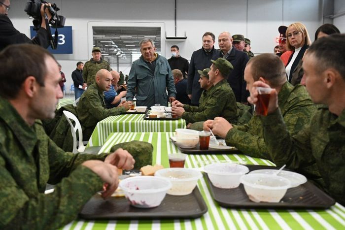 Минниханов посетил пункт сбора и встретился с мобилизованными татарстанцами