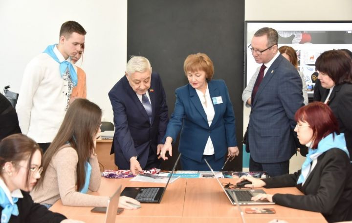 Встреча Мухаметшина с журналистами прошла в техникуме народных художественных промыслов