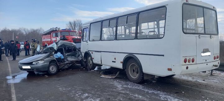 Автобус с восемью пассажирами попал в смертельное ДТП в Татарстане