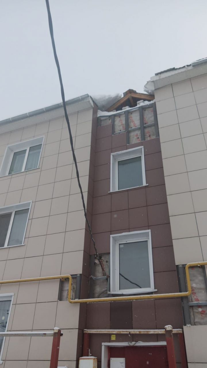 В двух домах на улице Печищинский тракт в Верхнем Услоне рухнули труба дымохода и конек дома