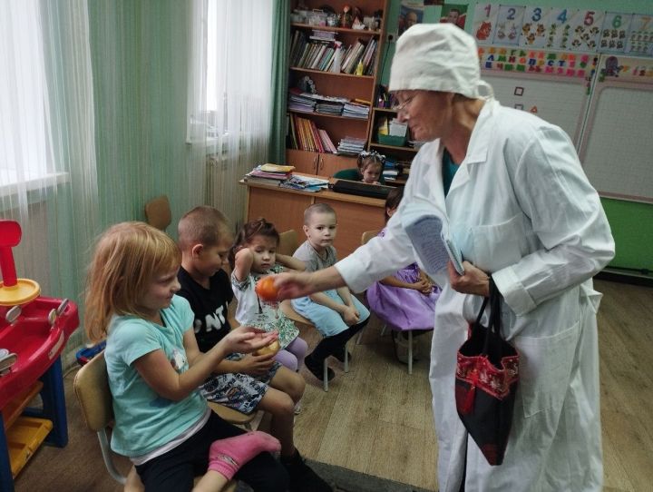 В гости к юным ямбулатовцам пришел Доктор Витаминкин