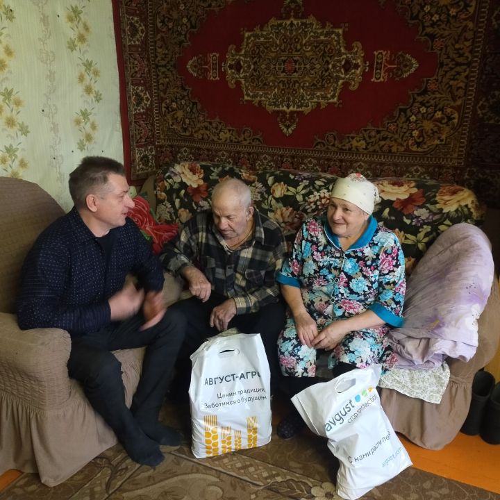 Ветеранам сельского хозяйства из Соболевского поселения вручили подарки