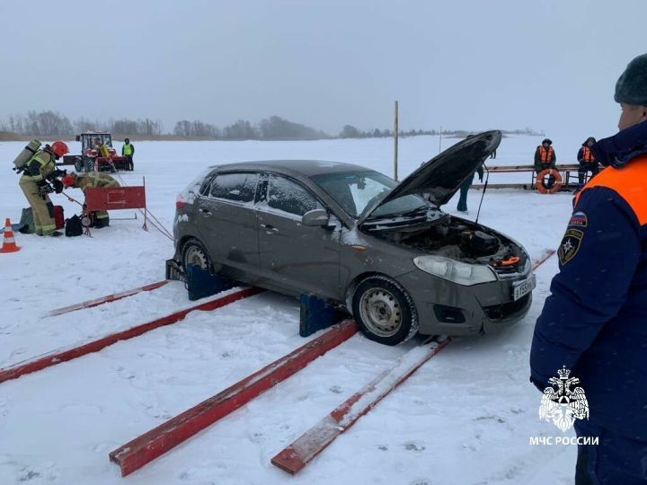 Первый пошел: в Татарстане открылась первая ледовая переправа