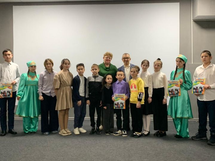 В Верхнем Услоне презентовали книгу композитора Рифа Гатауллина «Услоник»