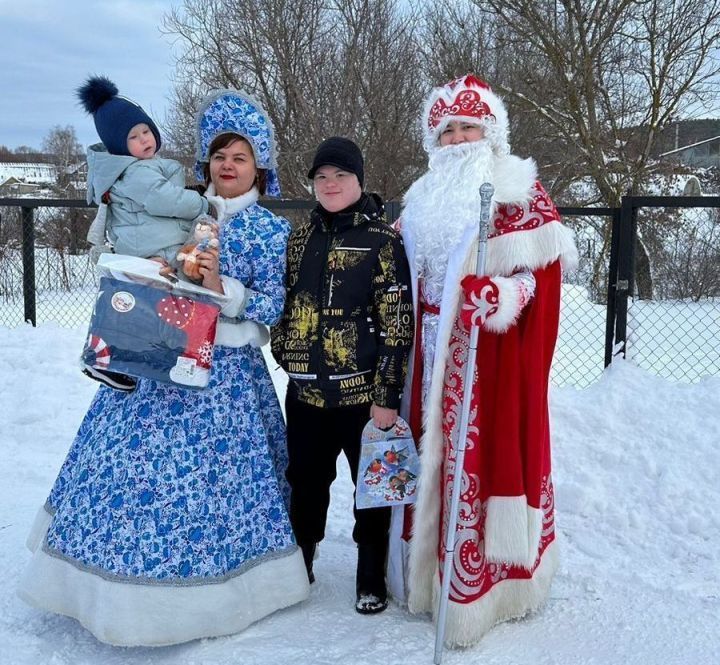 Югары Ослан районында сәламәтлек мөмкинлекләре чикләнгән балаларны Яңа ел белән котладылар