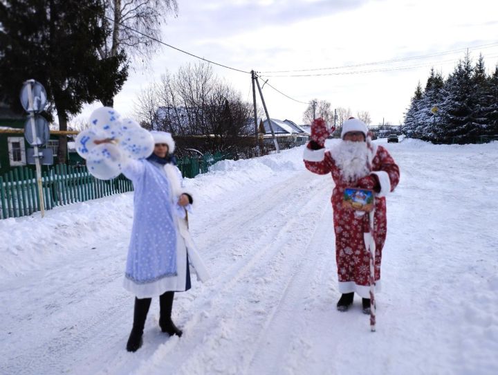 Дед Мороз и Снегурочка навестили пожилых граждан Ямбулатова