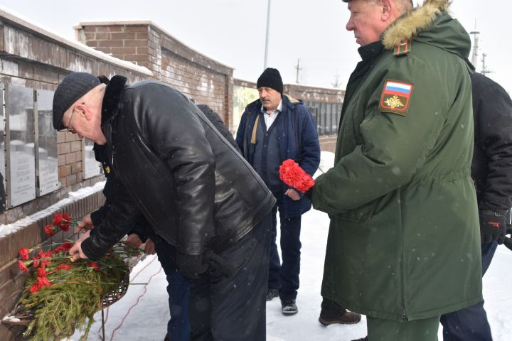 В Верхнем Услоне почтили память воинов-интернационалистов