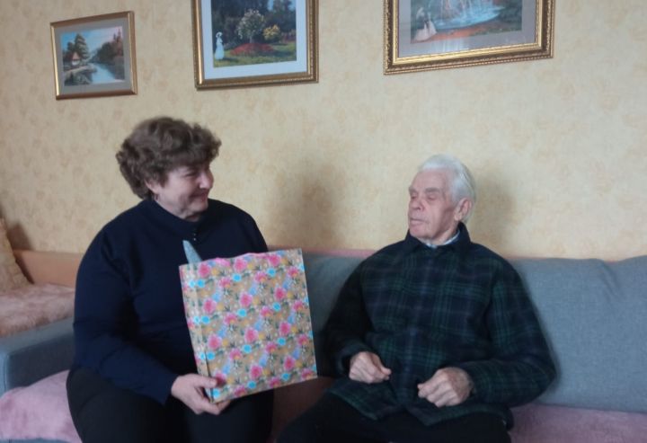 Соцработники поздравили своих подопечных с Днем защитников Отечества