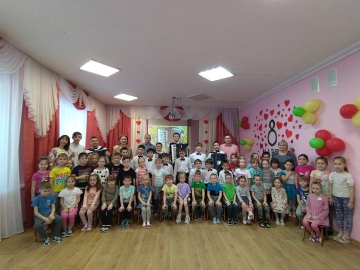 Юные музыканты Детской школы искусств выступили в «Березке»