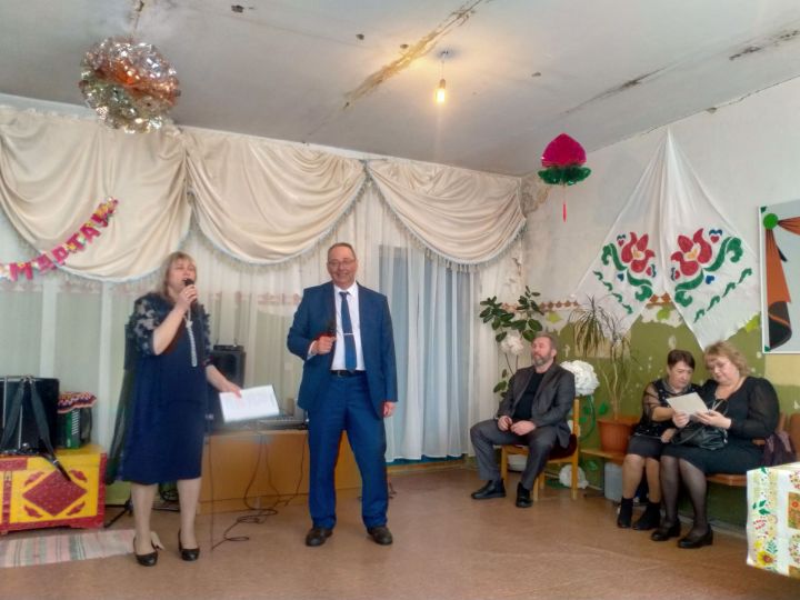 В Янги Болгарах сельчанок поздравили с наступающим 8 марта