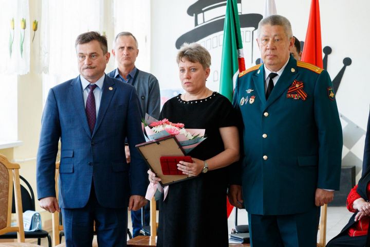 В Верхнем Услоне матери погибшего Алексея Широчкова вручили награду сына