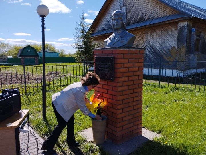 В Ямбулатове почетным гостем праздничного митинга стала дочь Героя-танкиста Коновалова