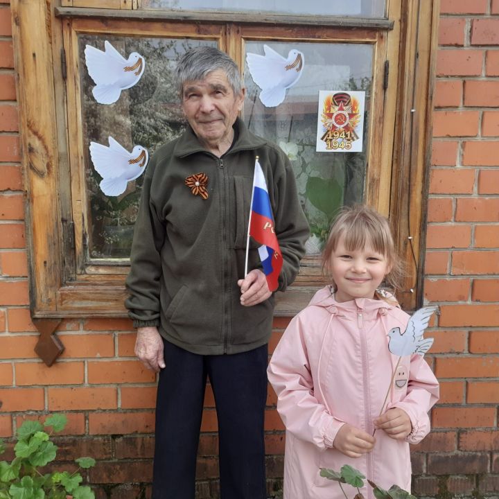 В Верхнеуслонском районе подопечные соцработников поддержали акцию «Окна Победы»