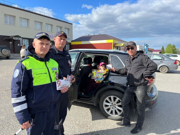 Автоинспекторы в Татарстане поздравили водителей с наступающим Днем Победы
