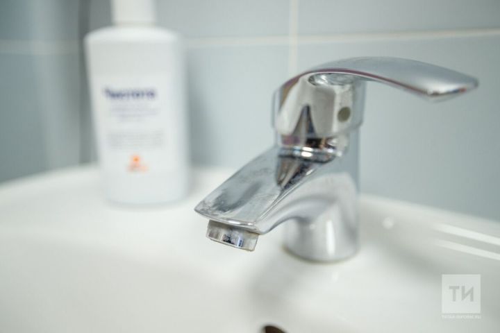 У воды, да без воды: Жители Верхнего Услона жалуются на плохое водоснабжение