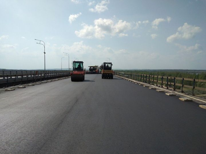 В Татарстане на мосту через Свиягу начали укладывать асфальтобетон