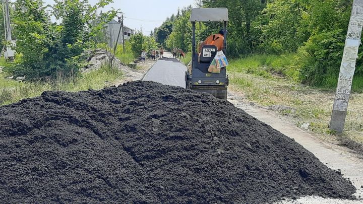 В Верхнем Услоне приступили к асфальтированию тротуара