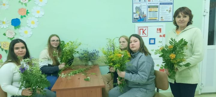 В Кильдееве прошел мастер-класс по созданию цветочных композиций