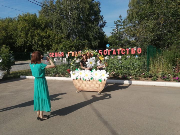 В детсаду «Березка» в честь дня семьи, любви и верности провели фотоакцию