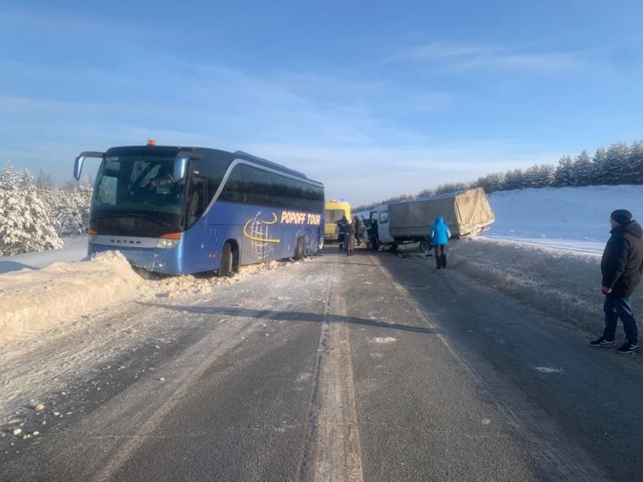 В Татарстане столкнулись туристический автобус и Газель