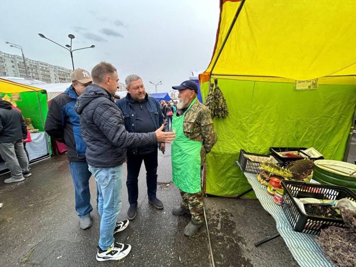 Глава Верхнеуслонского района Евгений Варакин побывал на сельхозярмарке в Казани