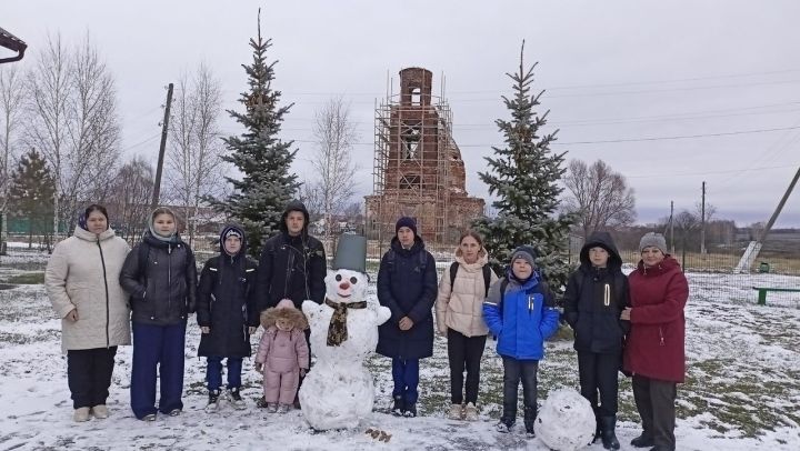 В Кильдееве вылепили первых снеговиков