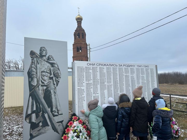 В Майдане к Дню Героев Отечества провели патриотический час