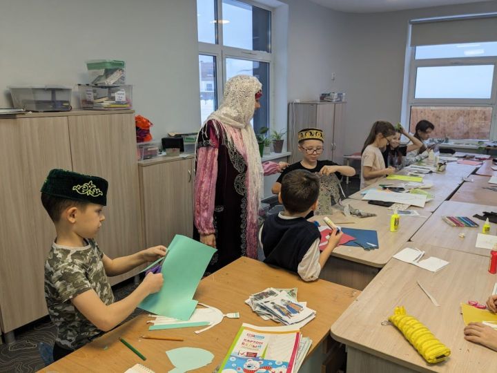Юные художники Иннополиса изучают татарский национальный костюм