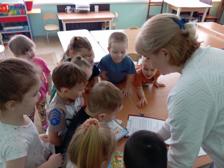 Сотрудники детской библиотеки пригласили малышей в мир сказок