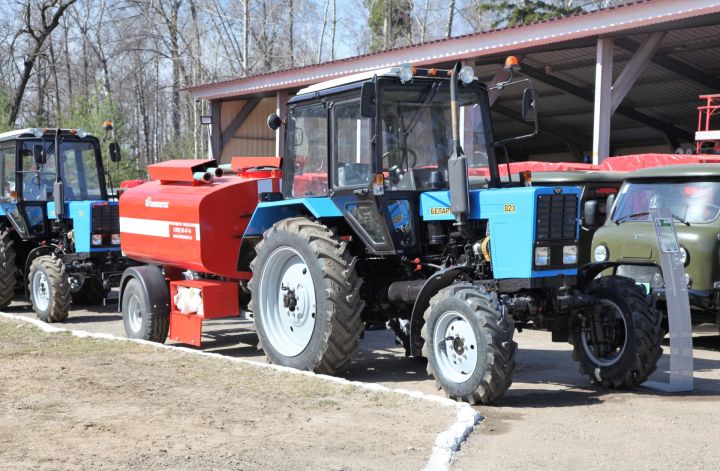 Фермер из Камского Устья может лишиться тракторов из-за долга в 1,2 млн рублей