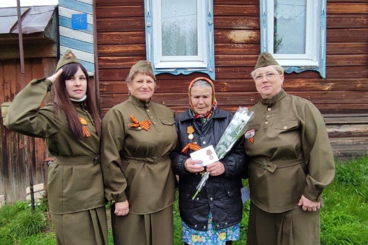 В Соболевском трогательно поздравили ветеранов с Днем Победы