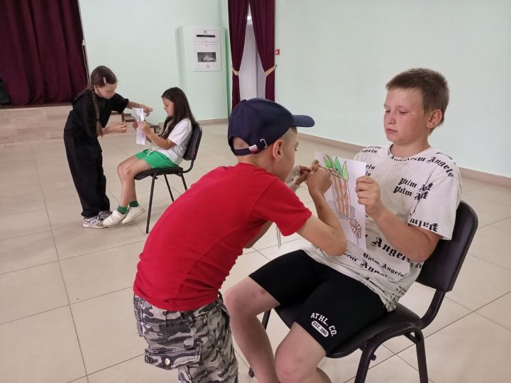 В Октябрьском детей зарядили летним настроением