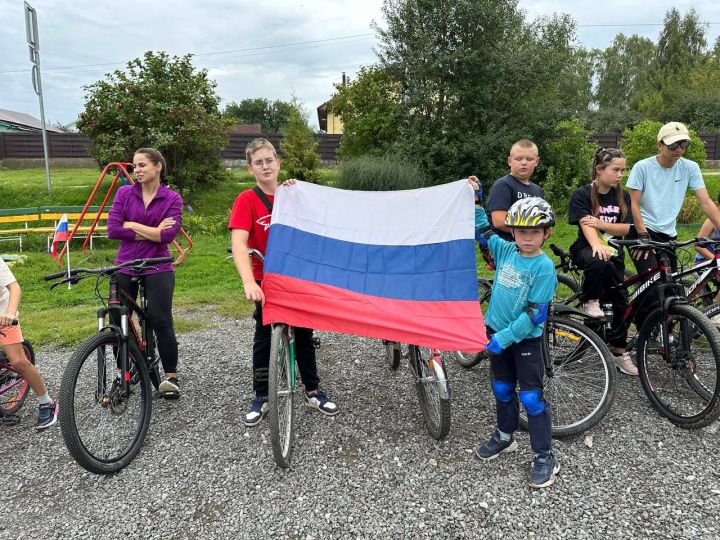 В Верхнеуслонском районе прошел велопробег к Дню Государственного флага